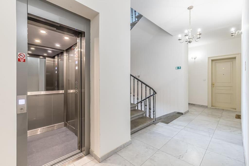 Cozy Quiet New Apartment In Karlin Square Praga Esterno foto