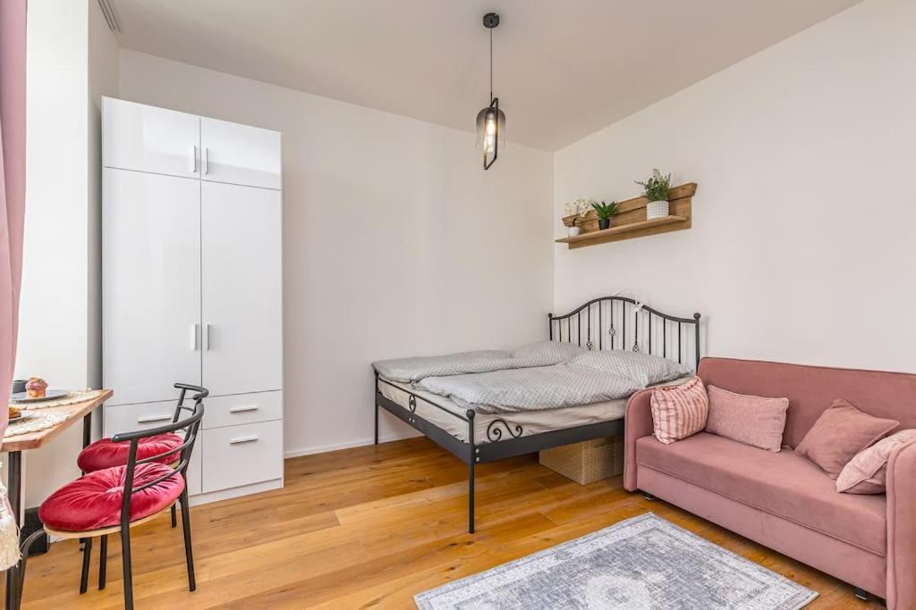 Cozy Quiet New Apartment In Karlin Square Praga Esterno foto