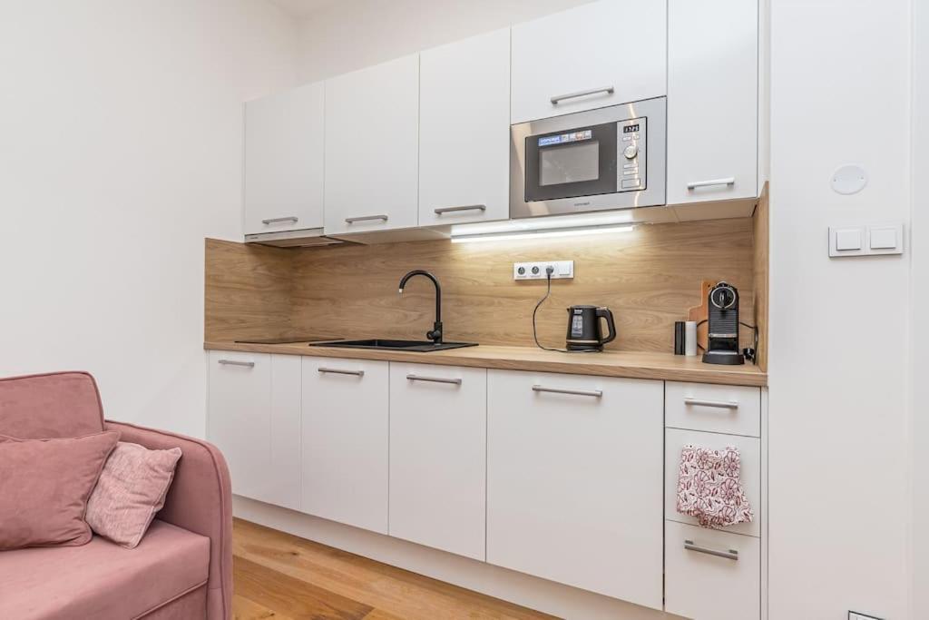 Cozy Quiet New Apartment In Karlin Square Praga Esterno foto